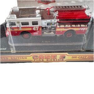 1997 Code 3 Seagrave FDNY Engine 47 Die-Cast 1/64 Scale Limited Edition 02453